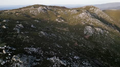 Wolkenschatten-über-Schroffen-Freiliegenden-Felsen-In-Der-Sierra-De-San-Mamede,-Ourense,-Spanien