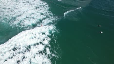 Surfer-Reiten-Auf-Den-Meereswellen-Am-Cabarita-Beach-In-NSW,-Australien-–-Drohnenaufnahme