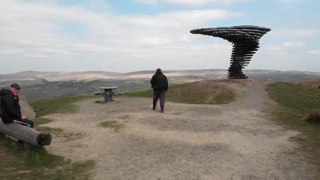 Un-Dron-Sigue-A-Los-Visitantes-Hasta-Un-árbol-Que-Canta-Y-Suena-En-Un-Sendero-Panorámico