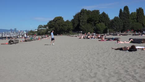 Caminante-Solitario-En-La-Playa