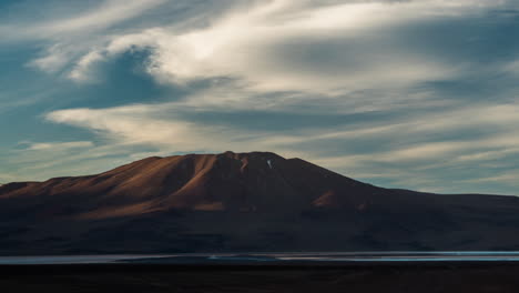 Timelapse-of-Salar-de-Uyuni-day-to-night,-at-sunset,-Bolivia