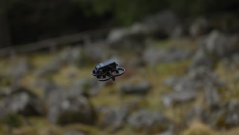 Nahaufnahme-Einer-FPV-Drohne-Im-Flug-Im-Freien