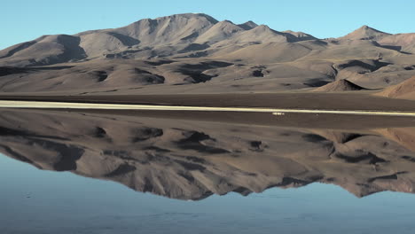 Panorámica-A-Través-De-Colinas-Surrealistas-Del-Paisaje-Del-Altiplano,-Reflejo-De-La-Laguna-Salada