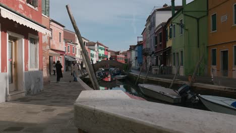 Burano's-canal,-bridge-and-colorful-houses