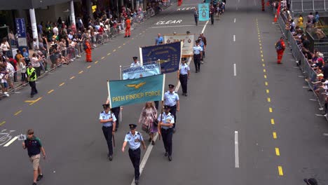 Representantes-De-La-Fuerza-Buscadora-De-Caminos,-La-Asociación-Del-Escuadrón-Raaf-Beaufort-Y-La-Fuerza-Aérea-Real-Australiana-Caminando-Por-La-Calle,-Participando-En-El-Desfile-Del-Día-De-Anzac