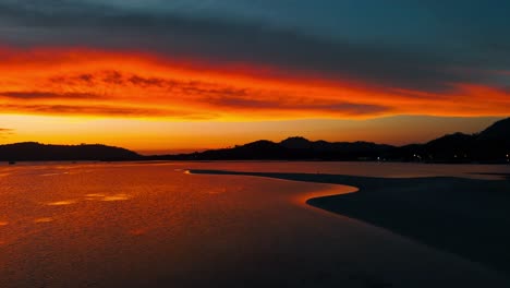 Magnífica-Puesta-De-Sol-En-Una-Playa