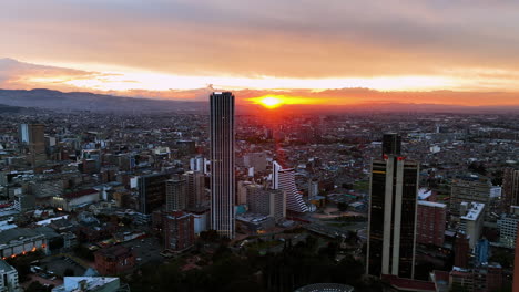 Drone-Volando-Hacia-Atrás-Por-El-Centro-De-Bogotá,-Noche-Vívida-En-Colombia