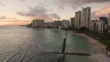 Drone-Volando-Sobre-La-Playa-De-Waikiki-En-Oahu-Al-Atardecer