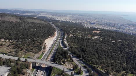 Vista-Aérea-Del-Sitio-De-Construcción-De-La-Nueva-Carretera-De-Circunvalación-Paso-Elevado-Día-Soleado-Tráfico-Ligero-Salónica-Grecia