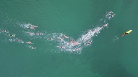 Teilnehmer-Konkurrieren-In-Einem-Ozean-Schwimmrennen-Bei-Den-Australischen-Surf-Life-Saving-Championships