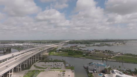 Eine-Luftaufnahme-Der-Kemah-Bridge-Mit-Den-Kürzlich-Eröffneten-Neuen-Brückenfeldern-Und-Fahrspuren-In-Kemah-Und-Seabrook,-Texas