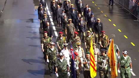 Aliados-De-Australia,-Veteranos-Vietnamitas-Caminando-Por-La-Calle-Adelaida,-Participando-En-El-Desfile-Del-Día-De-Anzac,-Honrando-La-Memoria-De-Quienes-Sirvieron