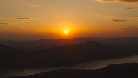 Hiperlapso-De-Drones-Aéreos-Al-Atardecer-En-El-Lago-Bourget-Francia-Aix-Les-Bains-Gradiente-De-Cielo-Natural-Convirtiéndose-En-Anochecer-En-El-Fondo-De-La-Montaña-Horizonte-Dorado