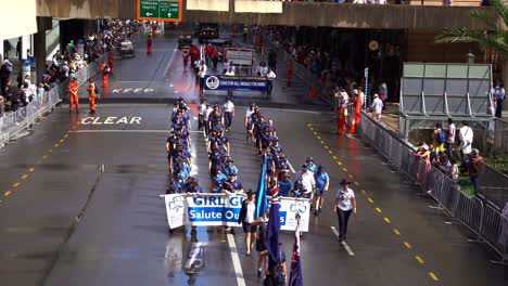 Girls-Guides-Queensland-Nimmt-Stolz-An-Der-Anzac-Day-Parade-Teil,-Würdigt-Die-Opfer-Der-Veteranen-Und-Zeigt-Ihr-Engagement-Für-Die-Gemeinschaft