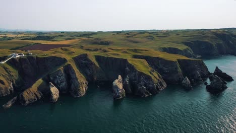 La-Costa-Rocosa-De-Escocia:-Exploración-Aérea-De-St-Abbs-Head-Y-Sus-Escarpados-Acantilados-En-Las-Fronteras-Escocesas,-Escocia-Rural