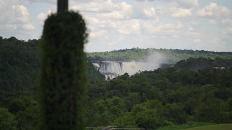 Zeitlupen-Fernansicht-Der-Teufelsschlucht-Bei-Den-Iguazú-Wasserfällen