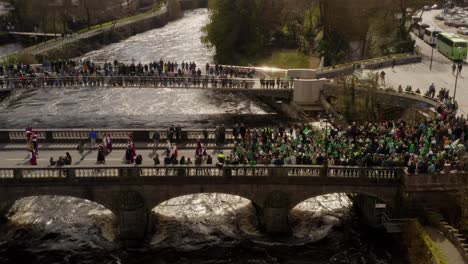 Parade-Demonstranten-Tragen-Ukrainische-Flagge-über-Die-Brücke-Während-St.-Patricks-Day-Auf-Dem-Fluss-Corrib