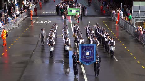 Die-Schülermusiker-Der-Brisbane-Grammar-School-Band-Treten-Während-Der-Anzac-Day-Parade-Auf