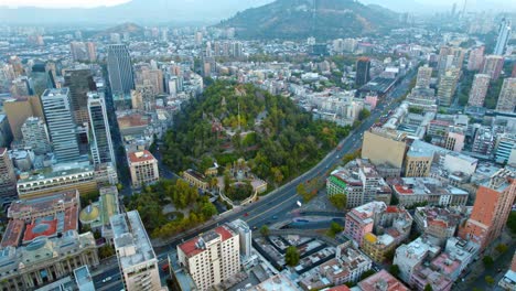 Luftaufnahme-Rund-Um-Den-Hügel-Santa-Lucia,-Bewölkter-Tag-In-Santiago-De-Chile