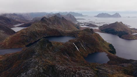 Vista-Aérea-De-La-Montaña-Segla-Sobre-El-Cielo,-Noruega-Durante-El-Verano