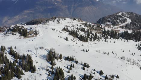 Winterskispaß-Auf-Schneebedeckten-Pisten-Und-Sesselliften-In-Folgarida,-Dolomiten,-Italien