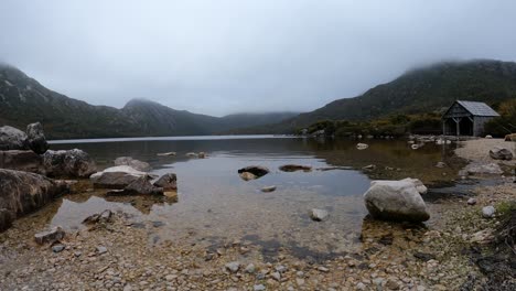 Toma-De-Lapso-De-Tiempo-De-Densas-Nubes-Volando-Sobre-El-Lago-Dove-Y-El-Pico-De-La-Montaña-Cradle-En-Tasmania,-Australia