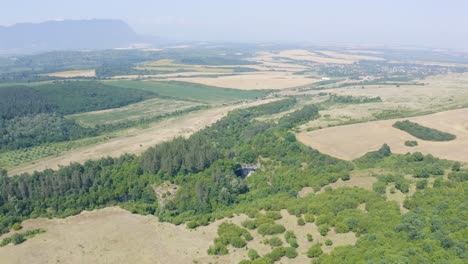 El-Puente-Del-Dios-Rodeado-De-Exuberante-Vegetación-Cerca-De-Vratsa-Balkan-En-Bulgaria