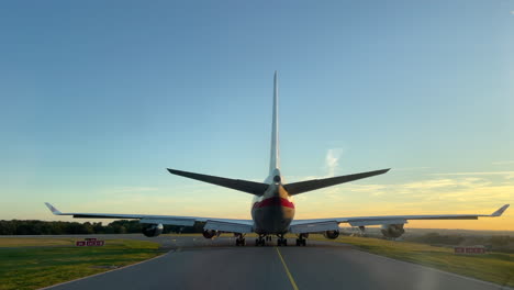 Vista-Trasera-Desde-La-Calle-De-Rodaje-Del-Boeing-747-Alineándose-En-La-Pista---Puesta-De-Sol