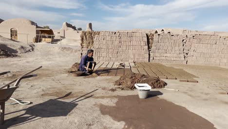 Trabajador-Haciendo-Bergantines-De-Arcilla-En-La-Ciudadela-De-Bam,-Irán