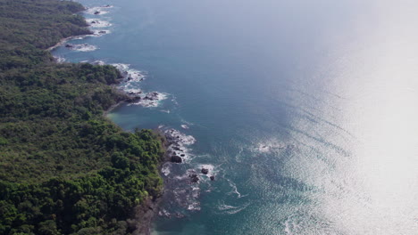 Toma-Aérea-De-Las-Olas-Del-Océano-Pacífico-Rompiendo-En-La-Costa-De-La-Isla-Cebaco