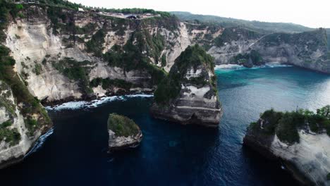 Imponente-Pila-De-Mar-Cerca-De-La-Playa-De-Diamantes-Y-El-Mirador-De-Las-Mil-Islas-En-Nusa-Penida,-Bali,-Indonesia