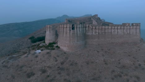 Vista-Aérea-Hacia-Atrás-Del-Fuerte-Ranikot-De-Sindh-En-Pakistán