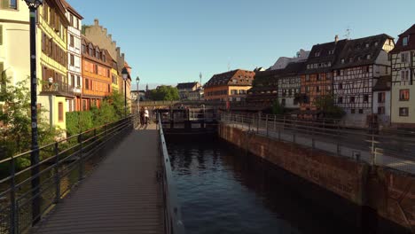 La-Petite-France-Es-El-Animado-Centro-Turístico-De-Estrasburgo,-Conocido-Por-Sus-Calles-Adoquinadas,-Canales-Y-Casas-Con-Entramado-De-Madera-Bien-Conservadas.