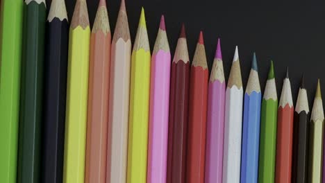 Lápices-De-Colores-Vibrantes-Dispuestos-En-Primer-Plano,-Simbolizando-El-Vibrante-Mundo-De-La-Educación-Alegre-O-Los-Esfuerzos-Artísticos.