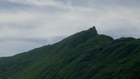 Dent-Du-Chat-Cima-De-La-Montaña-Verde-Sobre-El-Horizonte-Nublado-En-Movimiento-Aix-Les-Bains-Francia,-Toma-Estática-De-Lapso-De-Tiempo