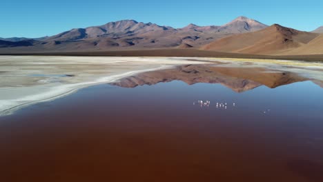 Paso-Elevado-De-La-Naturaleza:-Laguna-De-Agua-Salada-Refleja-Montañas-En-El-Desierto-De-Chile