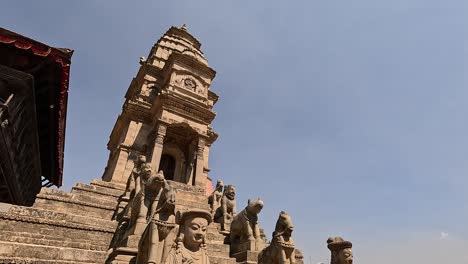 Escaleras-De-Piedra-Y-Estatuas-En-El-Templo-Siddhi-Vatsala-Revelando-La-Plaza-Durbar-En-El-Centro-Histórico-De-Bhaktapur-Nepal