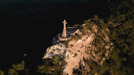 Luftaufnahme-Des-Alten-Heiligtums-Sant-Salvador-Auf-Mallorca-In-Der-Abenddämmerung