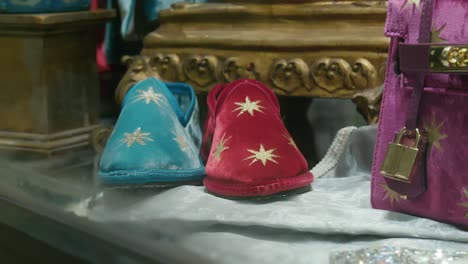 Pantuflas-Y-Bolso-Tachonados-De-Estrellas-De-Antonia-Sautter