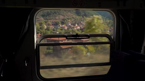 Die-Rhodopen-Schmalspurbahn-Fährt-Durch-Das-Rhodopengebirge-Und-Passiert-Dörfer