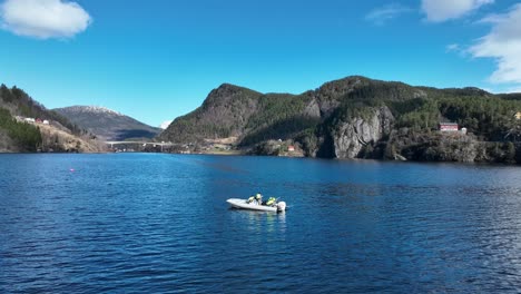 Guía-Que-Presenta-El-Fiordo-Veafjord-De-Noruega-A-Los-Turistas-A-Bordo-Del-Barco,-Antena-Stamneshella