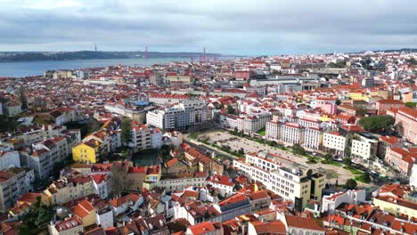 Volando-Sobre-La-Ciudad-De-Lisboa-Centrándose-En-La-Plaza-Martim-Moniz,-El-Lugar-Más-Multicultural-De-Lisboa,-Que-Sirve-Como-Punto-De-Encuentro.