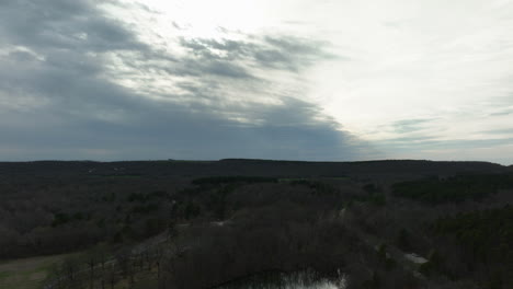 Retroceso-Sobre-El-área-Recreativa-Del-Lago-Wedington-Al-Atardecer-En-Arkansas,-Estados-Unidos