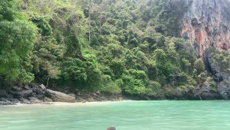Alter-Mann-Schwimmt-Glücklich-Im-Türkisfarbenen-Wasser-Der-Phi-Phi-Inseln