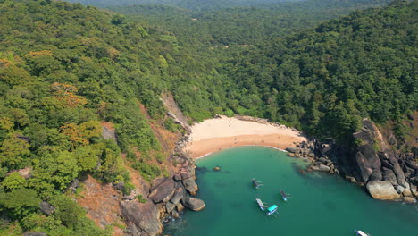 Vista-Aérea-Superior-De-La-Playa-De-Mariposas-Con-Bahía-Rocosa-Y-Barcos-Goa-India-Drone-4k