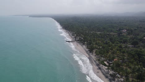 Toma-Gran-Angular-De-Una-Hermosa-Playa-En-Palomino,-Colombia.