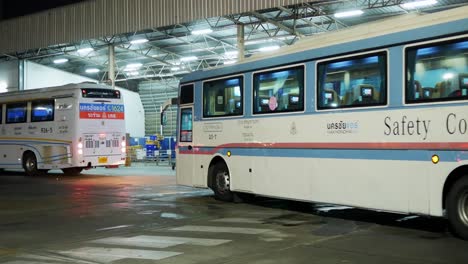 Los-Autobuses-Hacen-Cola-En-Una-Plataforma-Frente-A-Un-Almacén-Donde-Se-Almacenan-Las-Cargas-En-Una-Terminal-De-Autobuses-En-Bangkok,-Tailandia
