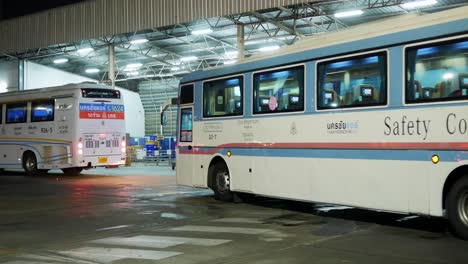 Busse-Stehen-An-Einer-Plattform-Vor-Einem-Lagerhaus,-In-Dem-Ladungen-An-Einem-Busbahnhof-In-Bangkok,-Thailand-Gelagert-Werden,-Schlange