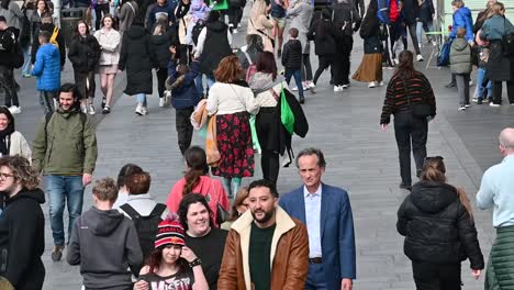 Menschen-Spazieren-Entlang-Der-Southbank,-London,-Großbritannien