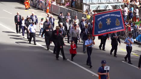 Representantes-De-La-Asociación-De-Transporte-Del-Ejército-Caminando-Por-Las-Calles-De-La-Ciudad-De-Brisbane,-Participando-En-El-Desfile-Anual-Del-Día-De-Anzac.